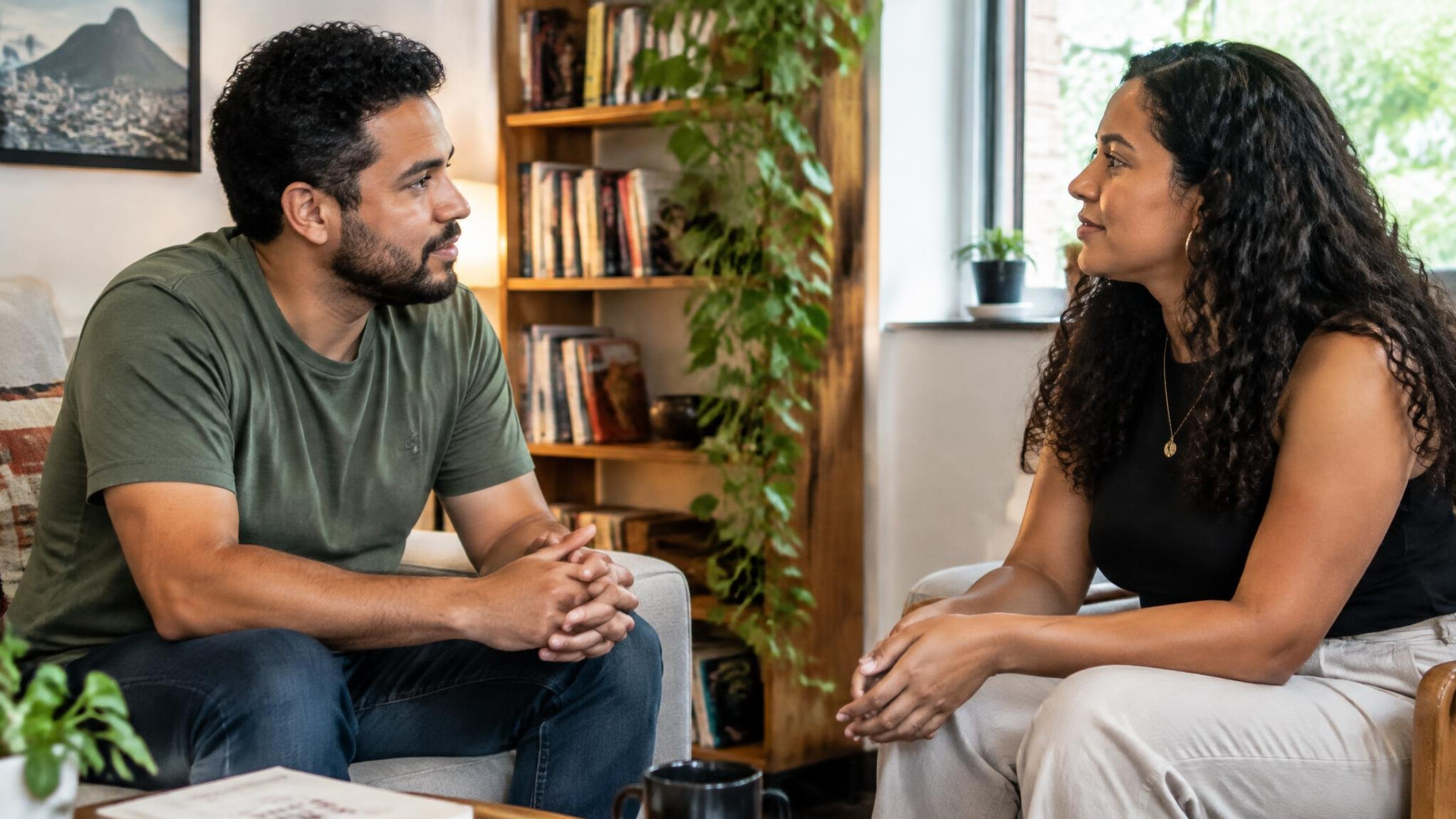 Duas pessoas conversando de forma atenta em um ambiente acolhedor